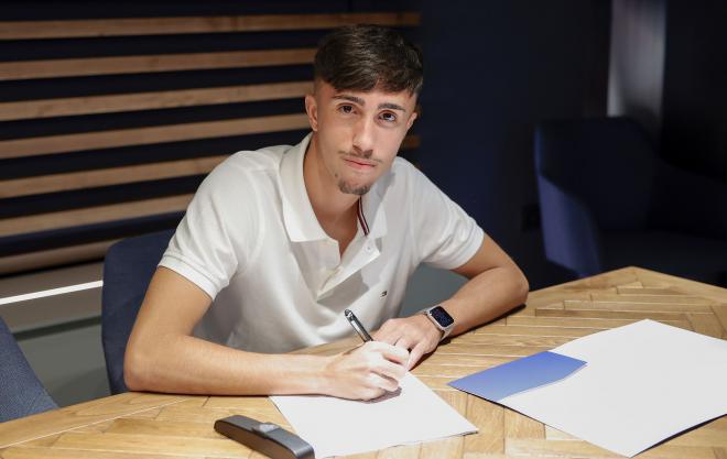 Larrubia, firmando su nuevo contrato (Foto: Málaga CF).