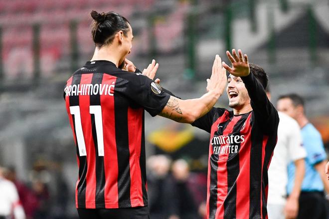Ibrahimovic y Brahim celebran un gol con el Milan.