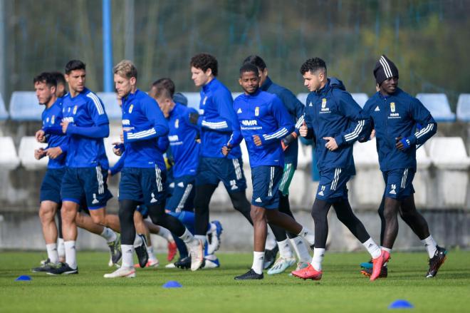 Christian Fernández (segundo por la izquierda) en el entrenamiento del Real Oviedo en El Requexón