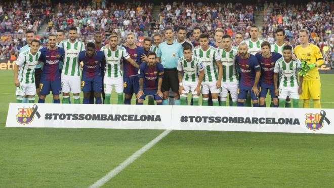 Imagen de aquel Barça-Betis, honrando a las víctimas del atentado (Foto: EFE).