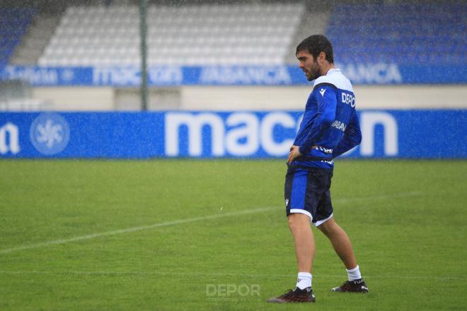 Salva Ruiz entrenando bajo la lluvia en Abegondo (Foto:RCD)