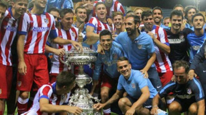 Jugadores del Atlético, con la copa de campeón del Trofeo.