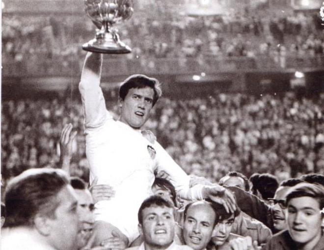 Roberto Gil levanta el título de campeón logrado ante el Athletic en 1967.