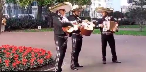 Tres mariachis cantan a las puertas de Ibaigane.
