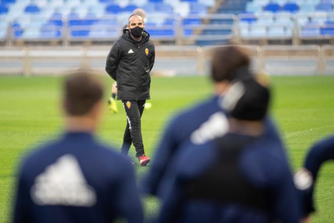 Iván Martínez vigila a sus jugadores durante un entrenamiento en La Romareda (Foto: Daniel Marzo).