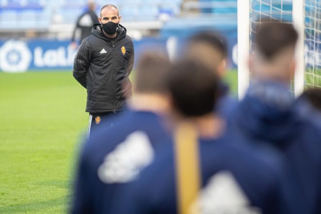 Iván Martínez vigila a sus pupilos durante un entrenamiento en La Romareda (Foto: Daniel Marzo).