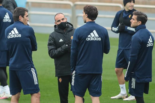 Iván Martínez charla con Zapater, Eguaras y Javi Ros durante un entrenamiento del Real Zaragoza (