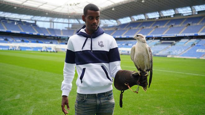 Alexander Isak posa con el halcón que le asustó (Foto: Real Sociedad)