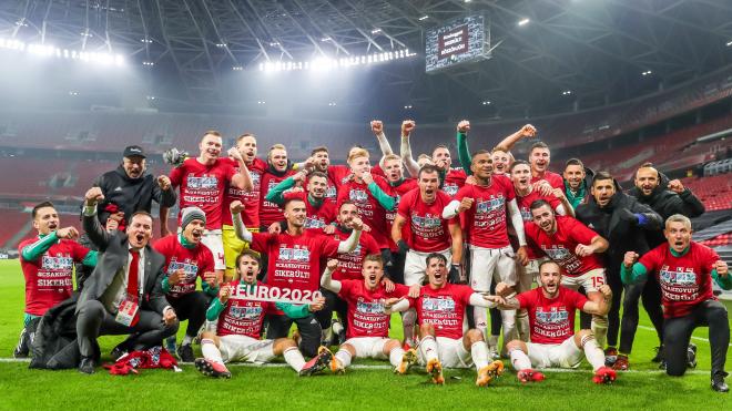 Los jugadores de Hungría celebran su clasificación para la fase de grupos de la Eurocopa 2021.