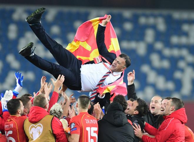 Los jugadores de la selección de Macedonia mantean a su entrenador tras clasificarse para su prime