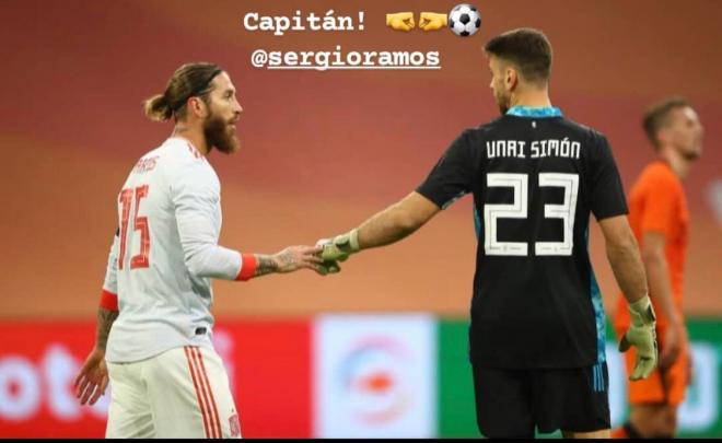 Unai Simón y Sergio Ramos chocan la mano durante el partido ante Países Bajos (Foto: Instagram).