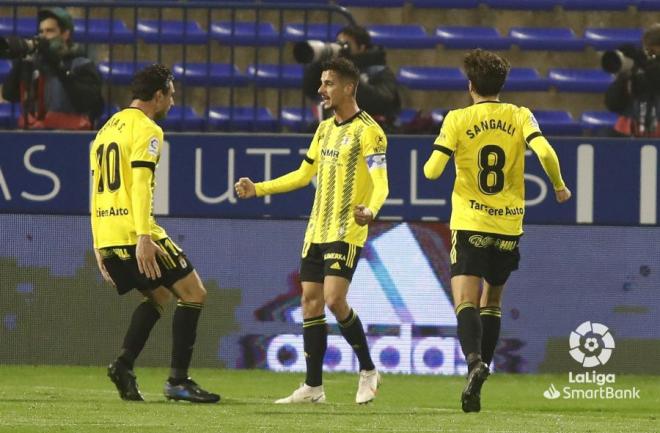 Borja Sánchez celebra con Sergio Tejera el primer gol anotado en el Real Zaragoza-Oviedo y que sirvió para iniciar la remontada (Foto: LaLiga).