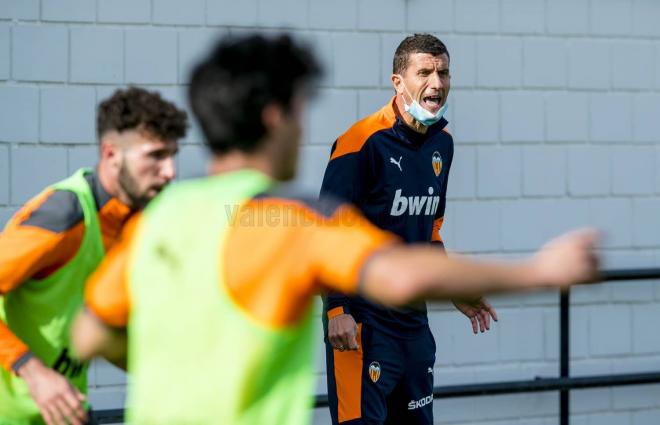 Javi Gracia, durante el entrenamiento (Foto: Valencia CF)