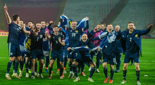 Los jugadores de Escocia celebran su clasificación para la fase de grupos de la Eurocopa.
