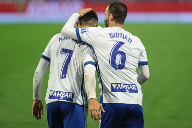 Guitián felicita a Narváez por su gol ante el Real Oviedo (Foto: Daniel Marzo).