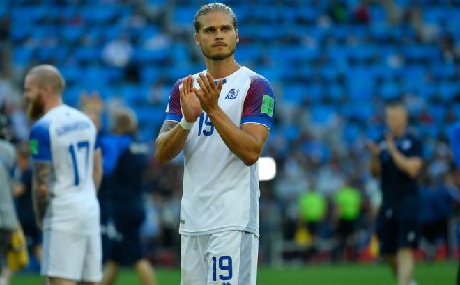 Rurik Gislason aplaude durante el Mundial 2018.