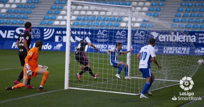 Valcarce, anotando el gol del triunfo de la Ponfe ante el Tenerife (Foto: LaLiga).