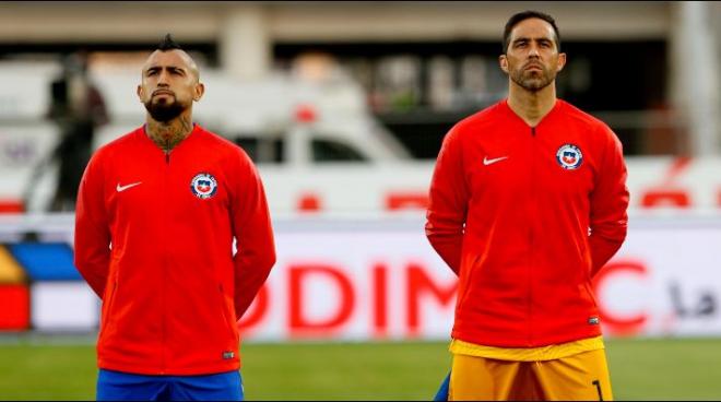 Arturo Vidal y Claudio Bravo con la selección de Chile.