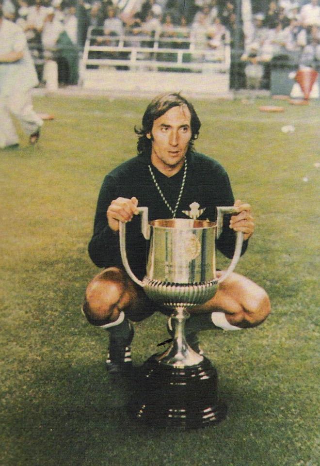 Esnaola posando con la Copa del Rey del 77.