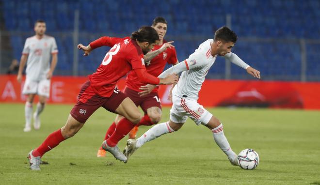 Ferran Torres conduce la pelota en el duelo ante Suiza (Foto: SeFutbol).