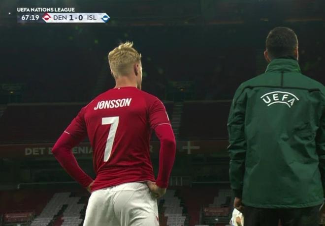 Jens Jonsson, antes de saltar al campo en el partido de Dinamarca.