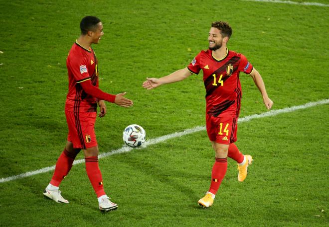 Mertens celebra su gol con Bélgica.