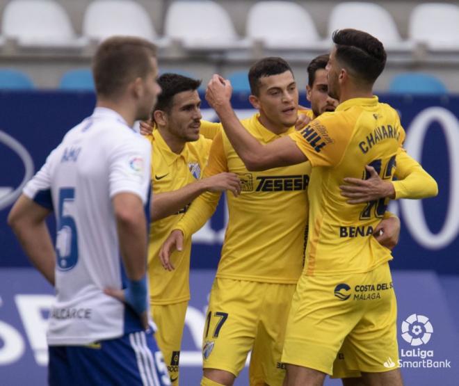 Pablo Chavarría abraza a Yanis Rahmani tras su gol en el Ponferradina-Málaga (Foto: LaLiga).