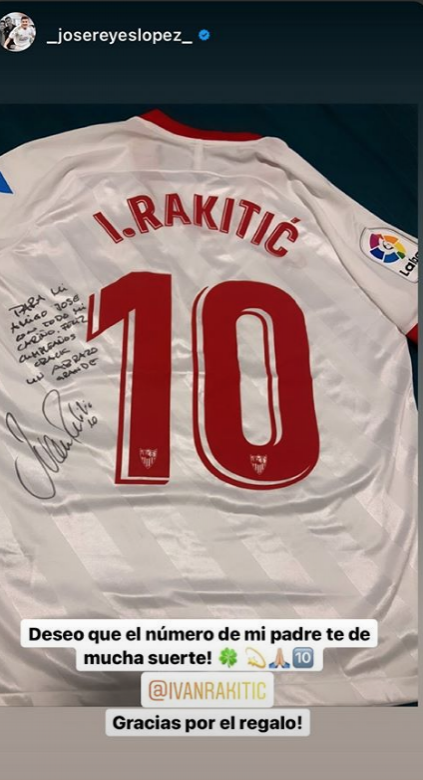 Rakitic regala al hijo de Reyes una camiseta del Sevilla.