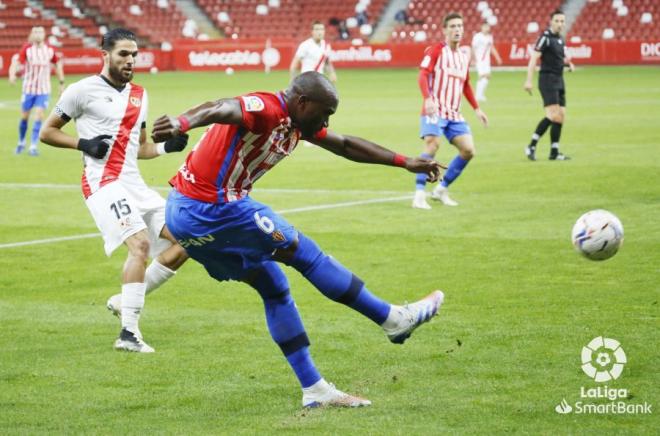 Babin se dispone a despejar un balón en el Sporting-Rayo (Foto: LaLiga):