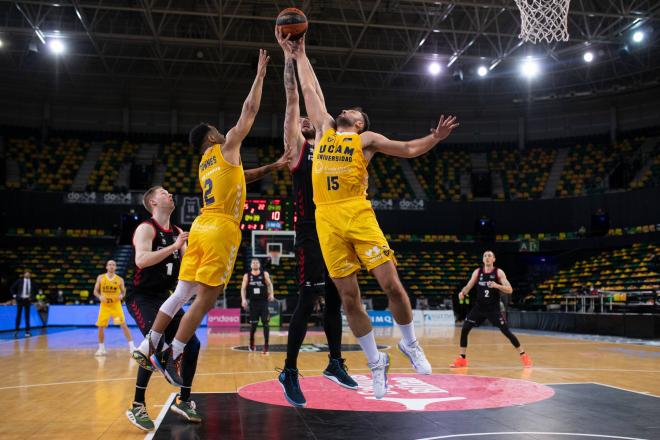 El UCAM Murcia se llevó la victoria en Miribilla ante el Bilbao Basket.
