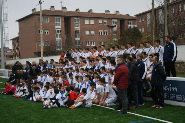 Inauguración del campo de CD Cantolagua con sus jugadores (Foto: Federación Navarra de Fútbol).