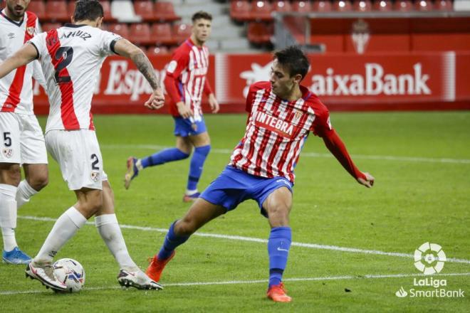Pedro Díaz pelea por un balón ante un rival (Foto: LaLiga).