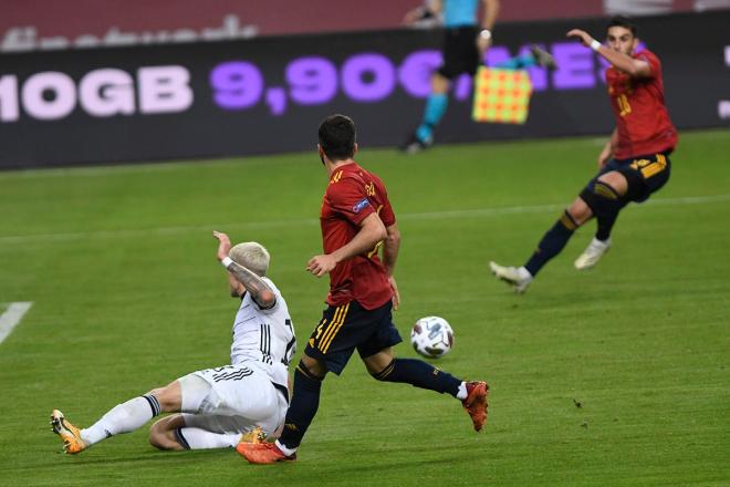 Momento exacto del pase de gol de Gayà a Ferran Torres para el cuarto gol de España a Alemania (F