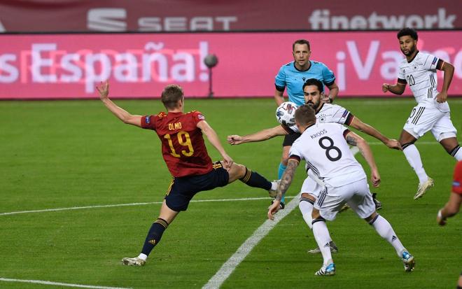 Gündogan cometió penalti sobre Dani Olmo (Foto: Kiko Hurtado).