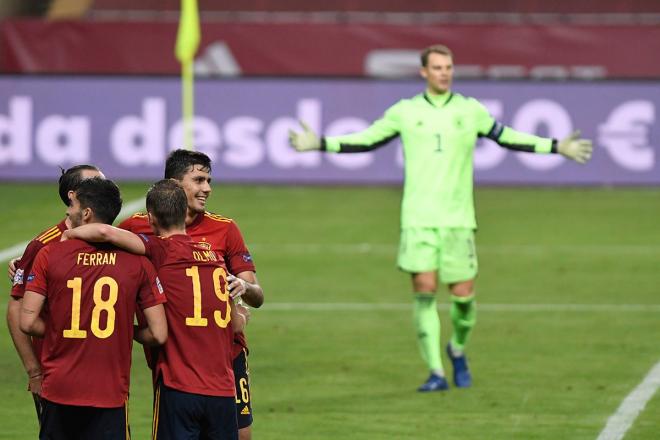 Los jugadores de España celebran el quinto gol ante Alemania en el partido de la N