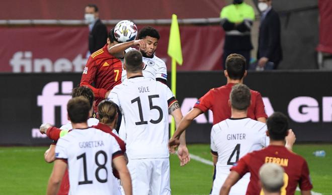 Morata cabecea entre varios jugadores alemanes parra hacer su gol en el partido de Nations League (