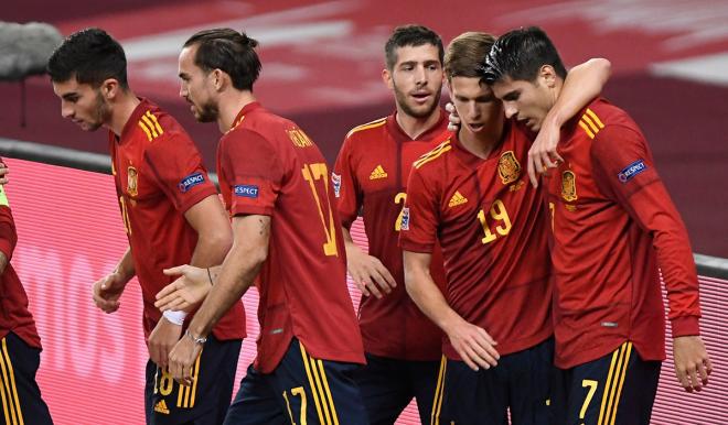 Los jugadores de España celebran el gol de Morata (Foto: Kiko Hurtado).