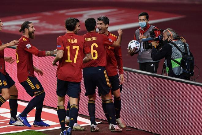 Morata celebra su gol ante Alemania con la selección española con el resto de sus compañeros (Fo