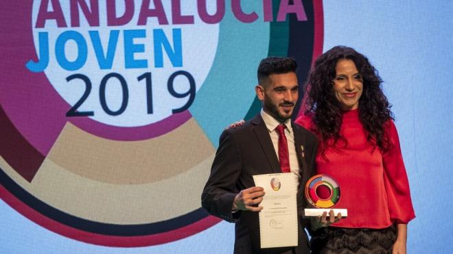 Francis Rivas, recibiendo el premio Andalucía Joven 2019 de manos de la consejera de Igualdad.
