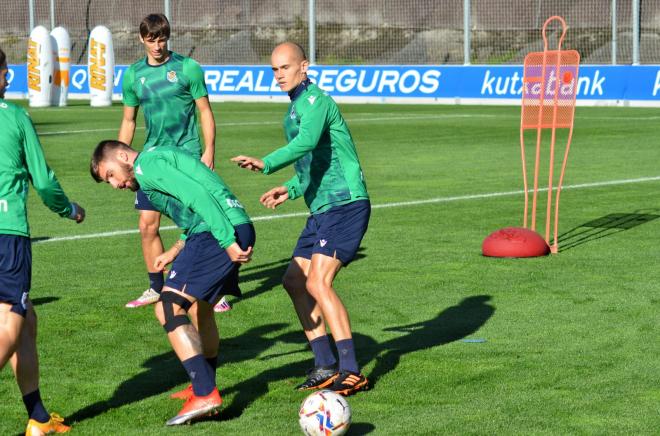 Portu, Guridi y Le Normand, en el entrenamiento de la Real Sociedad del martes en Zubieta (Foto: Giovanni Batista).