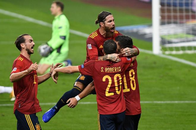 Sergio Ramos, Fabián Ruiz y Sergi Roberto celebran con Ferran Torres el gol del último ante Alemania.