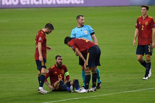 Sergio Ramos se duele sobre el césped de La Cartuja tras caer lesionado en el España-Alemania de