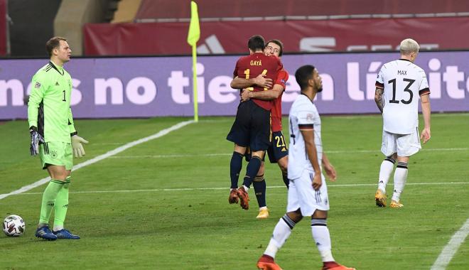Mikel Oyarzabal celebra con Gayà su gol con España a Alemania (Foto: Kiko Hurtado).