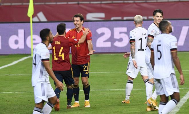 Mikel Oyarzabal celebra con Gayà su gol con España a Alemania (Foto: Kiko Hurtado).