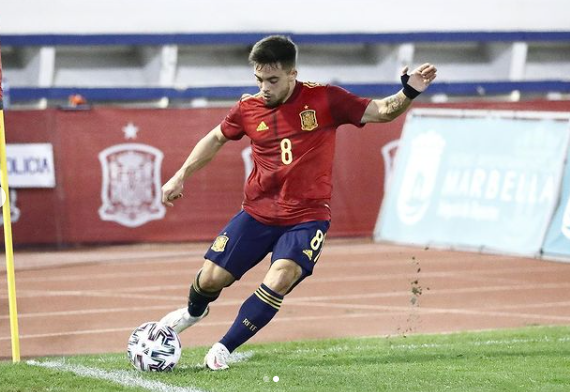 Beltrán lanzando un córner ante Israel (Foto:Instagram).