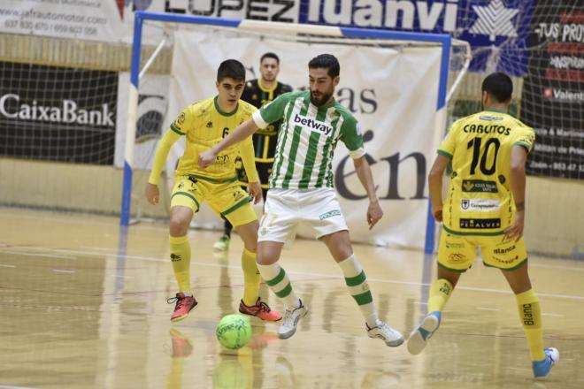 El bético Emilio Buendía con la pelota (foto: Betis Futsal).