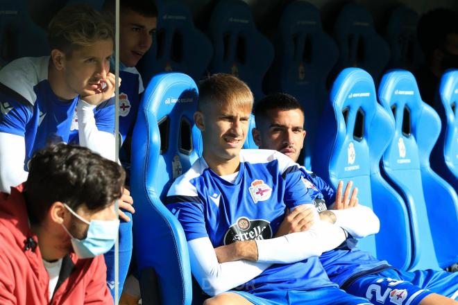 Yago Gandoy junto a varios de sus compañeros en el banquillo (Foto: RCD).