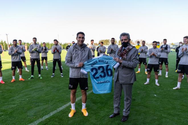 Mallo con la camiseta con sus 236 partidos (Foto: RC Celta).