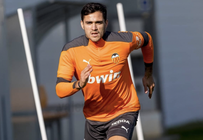Maxi Gómez volvió a entrenarse al margen (Foto: Valencia CF)