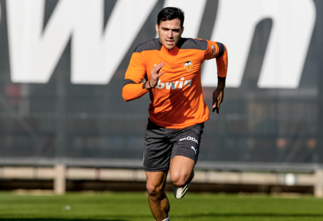 Maxi Gómez volvió a entrenarse al margen y con zapatillas (Foto: Valencia CF)
